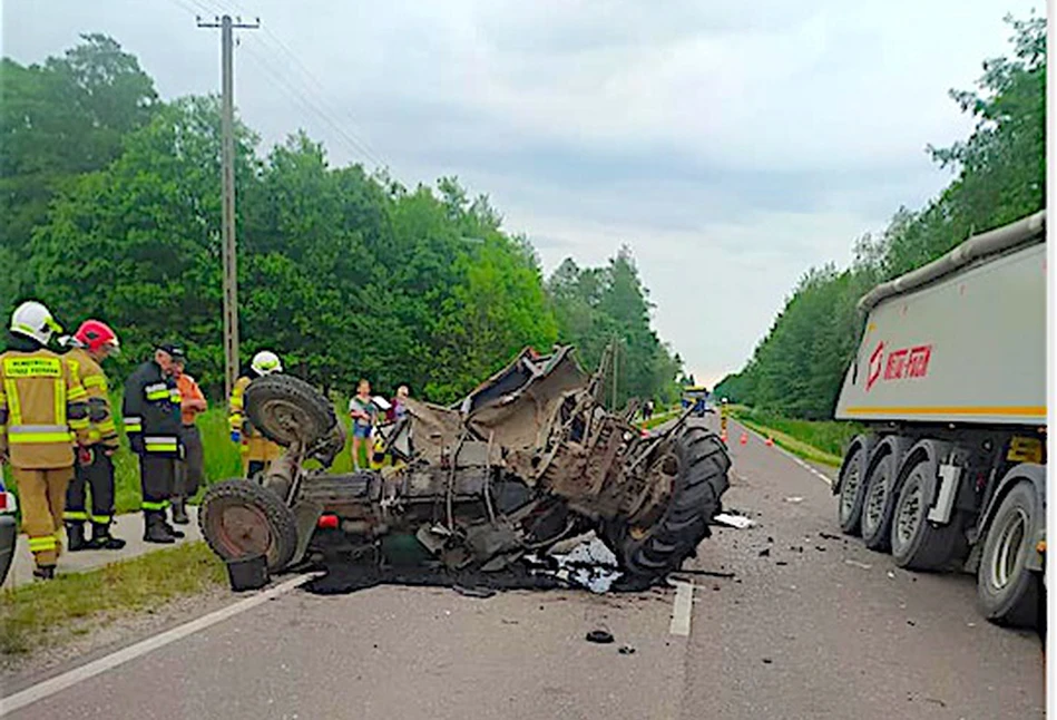 Ogromna wywrotka zmasakrowała ciągnik tuż przed domem rolnika