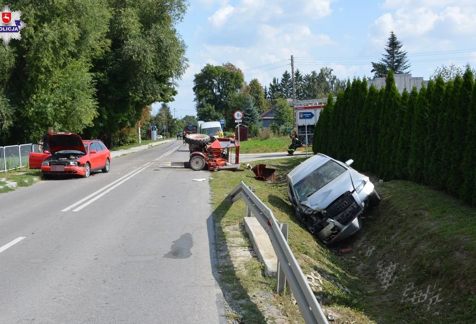 Wywrócony ciągnik i dwa rozbite Audi, a rolnik w szpitalu