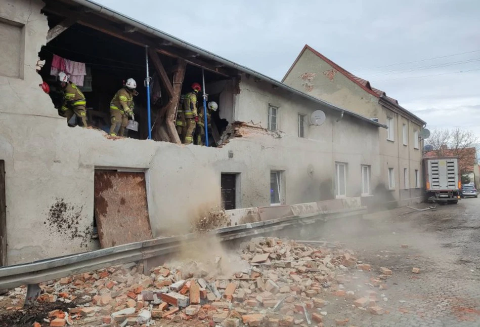 TIR pełen kurczaków wybił ogromną dziurę w domu