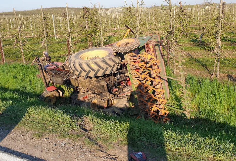 Ogromna ciężarówka staranowała ciągnik. 43-letni rolnik został ranny [FOTO]