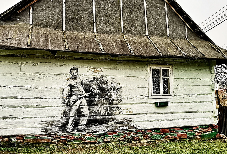 Portrety bohaterów dawnej wsi uwiecznione na muralach Arkadiusza Andrejkowa