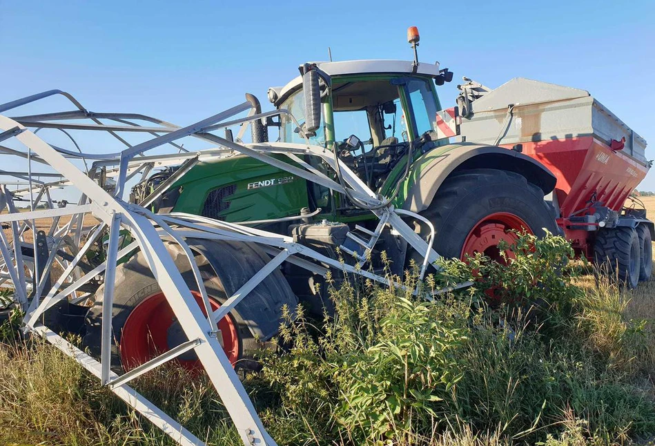 Potężny ciągnik Fendt skasował słup energetyczny na polu pod Bydgoszczą. Jak do tego doszło? [ZDJĘCIA]