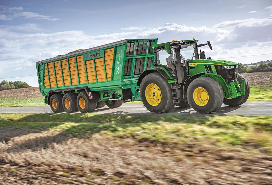 Ile pali nowy John Deere 7R?