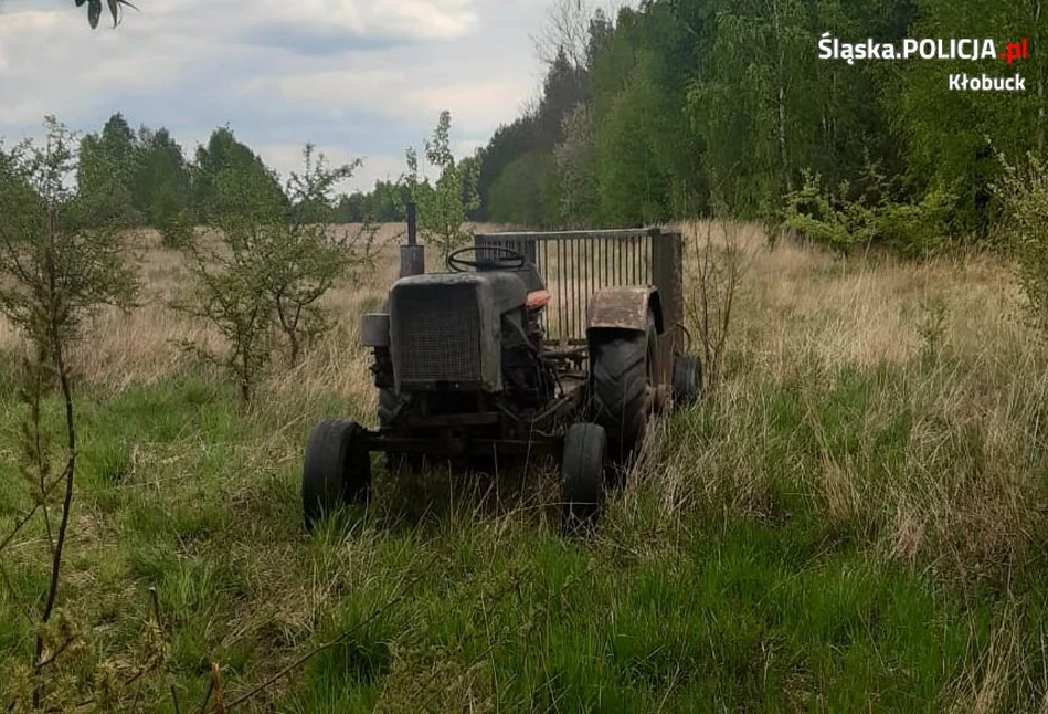 Kompletnie pijany traktorzysta rozrzucał śmieci na drodze