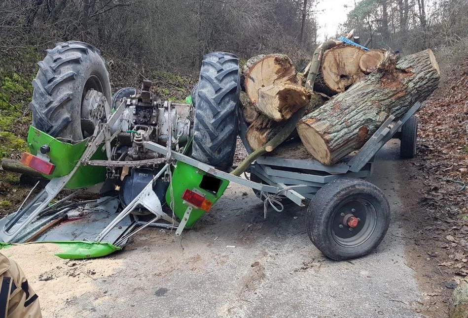 Dachowanie ciągnika pod Kraśnikiem. W kabinie 2 dzieci