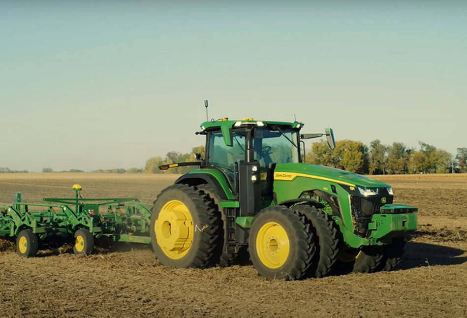 Autonomiczny John Deere 8R u rolników już w tym roku