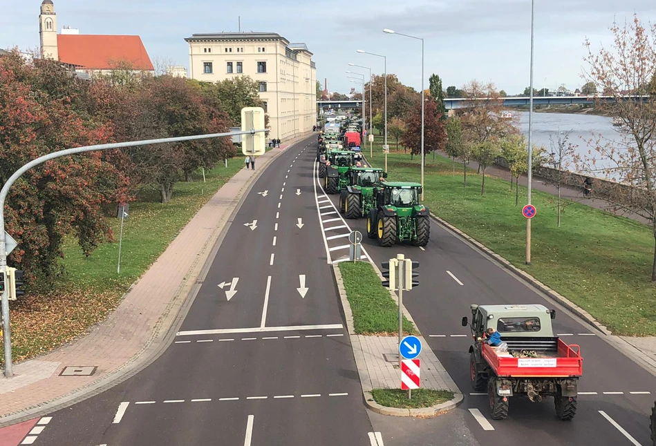 Tysiące ciągników blokuje drogi. Protesty rolników w Niemczech i Strasburgu