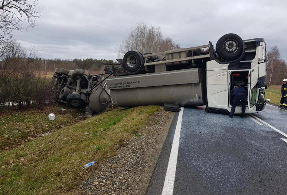 Mleko na drodze – cysterna przewróciła się na DK12