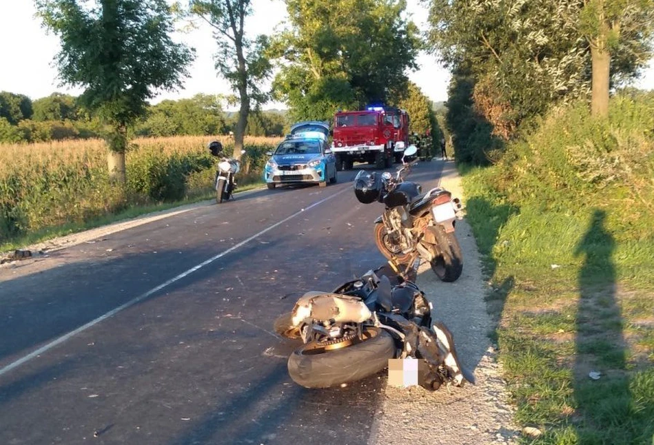 Dwóch motocyklistów wpadło na ciągnik i przyczepę. ZGINĄŁ 22-latek