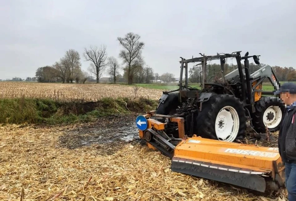 Pożar ciągnika na polu pod Ostrołęką. Traktor płonął jak pochodnia