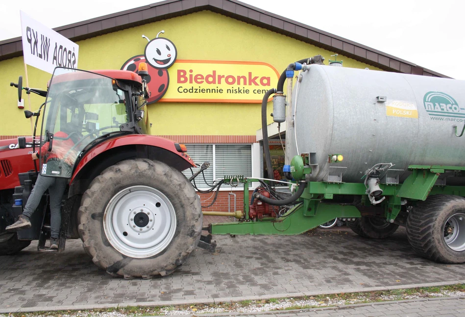 Protest rolników: Ciągnikiem z beką pełną gnojówki do Biedronki