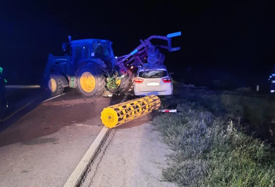 Makabryczny wypadek w Zosinie. Agregat podczepiony do ciągnika wbił się w osobówkę [FOTO]