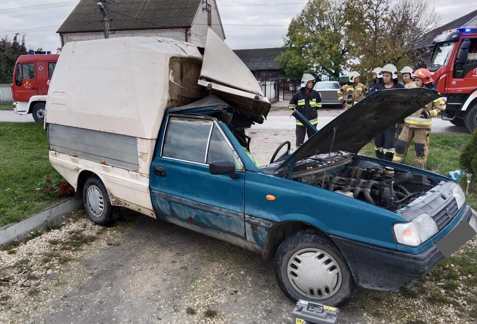 Groźny wypadek pod Pińczowem. Polonez nadział się na ciągnik z pługiem