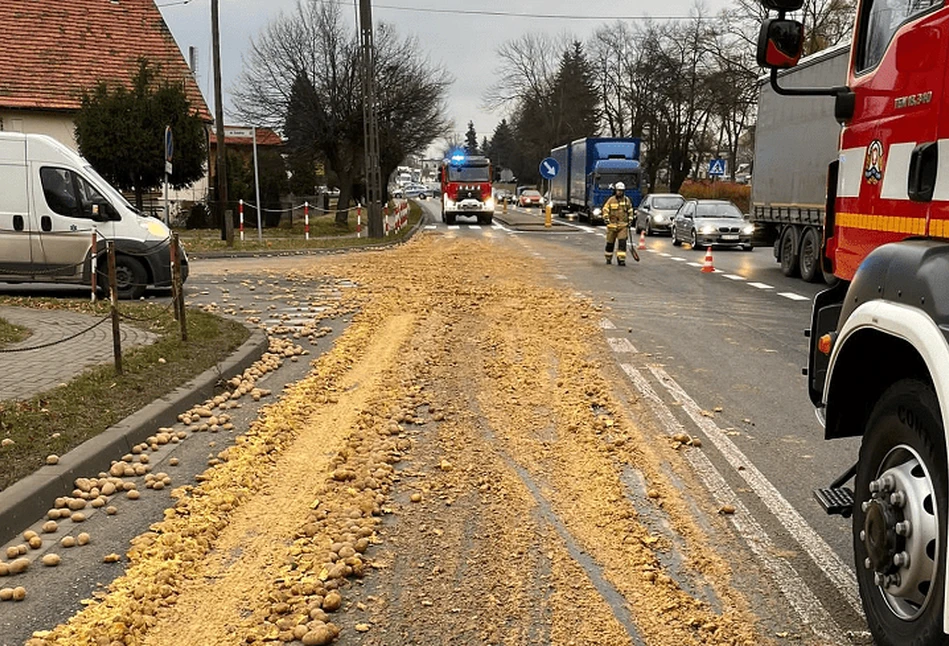 Droga była nieprzejezdna: na drodze rozsypały się ziemniaki