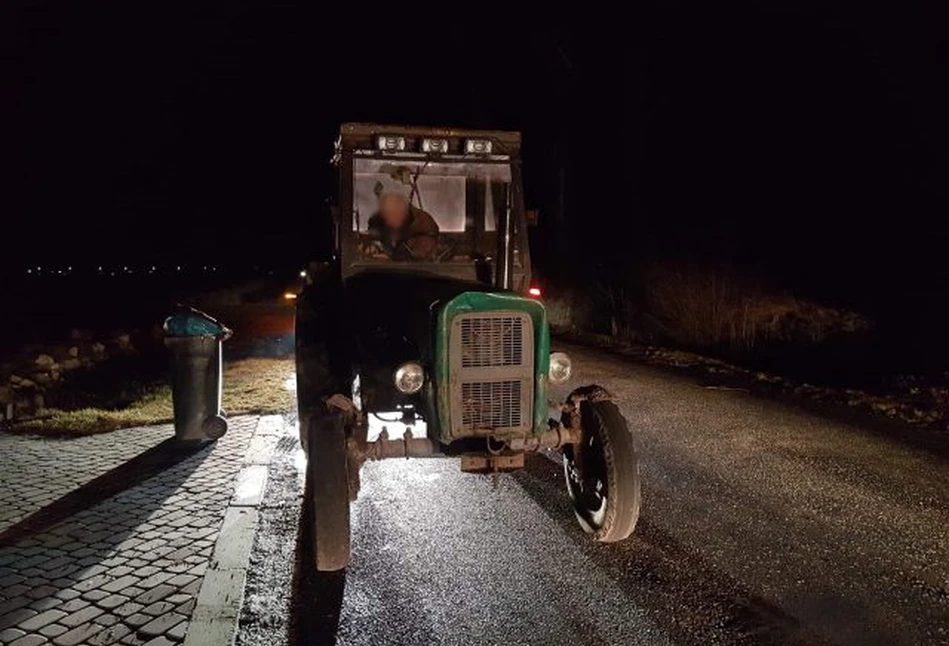 Traktorzysta zasnął w ciągniku na środku ulicy. Nie wiedział jak się znalazł w dużym mieście