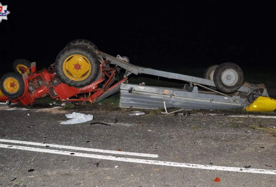 Ciągnik zmiażdżony i trzy auta rozbite. Bo młody kierowca BMW wyprzedzał [FOTO]