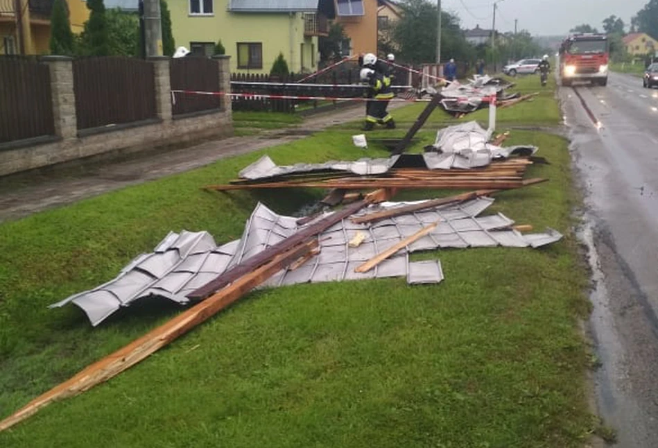 Wichura nad woj. lubelskim: Zerwane dachy, połamane drzewa [FOTO]