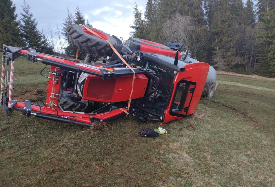 Wypadek ciągnika rolniczego w Małopolsce. Zetor przygniótł mężczyznę [ZDJĘCIA]