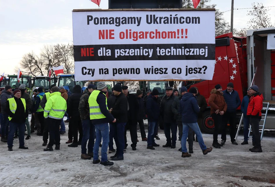 Protest rolników przeciwko napływowi zboża z Ukrainy. 300 ciągników zablokowało Hrubieszów [FOTO]