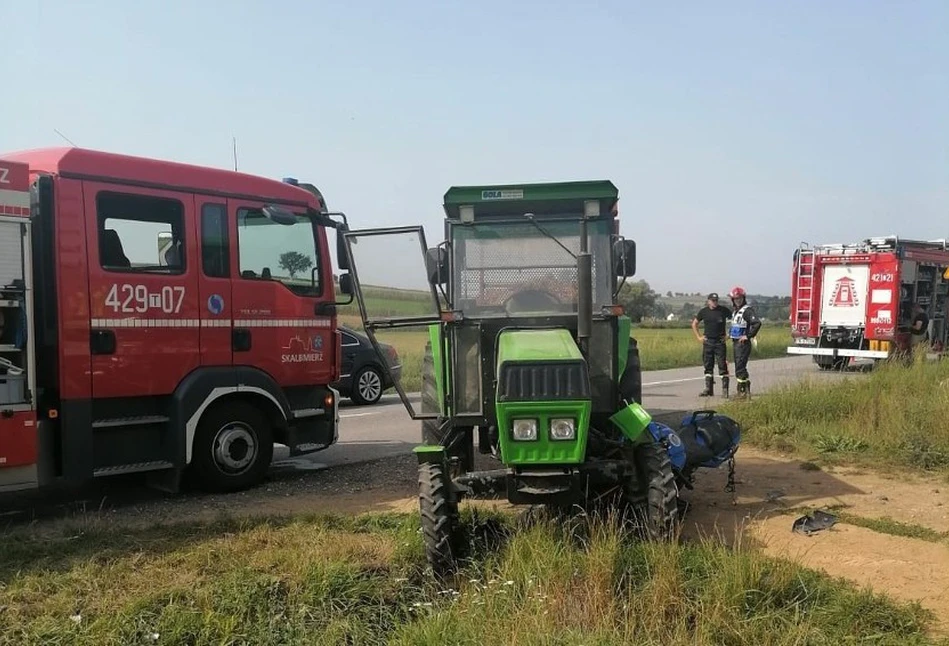 Tragiczny wypadek koło Skalbmierza. Motocyklista zderzył się z ciągnikiem