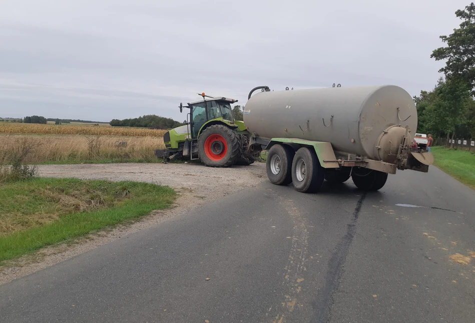 Ford zmasakrowany po zderzeniu z ciągnikiem. 35-latka ratowało LPR [FOTO]