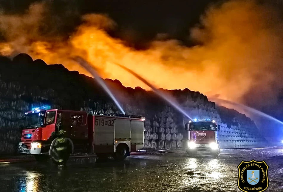 Strażacy od 5 dni walczą z pożarem GIGANTYCZNEGO stogu słomy