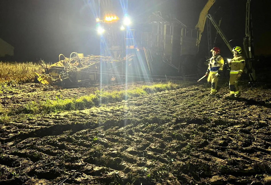 Potężny kombajn do buraków ściął słup energetyczny. Operator uwięziony w maszynie