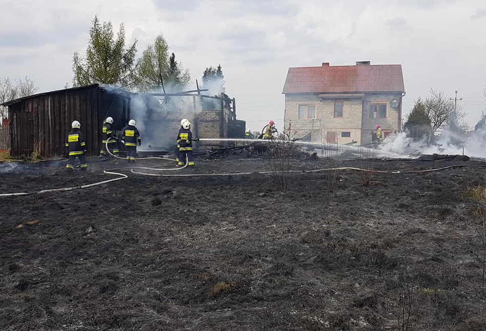 Pożar gospodarstwa pod Bełchatowem. Ogień pochłonął stodołę z wyposażeniem