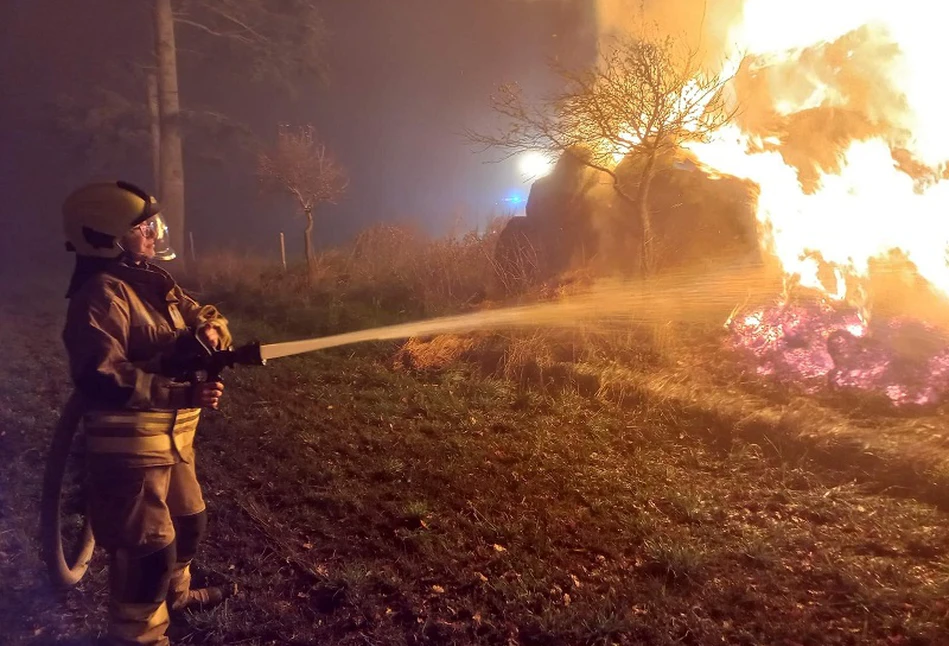 Rolnicy z Klarynowa stracili w pożarze całoroczny zapas słomy! [ZDJĘCIA]