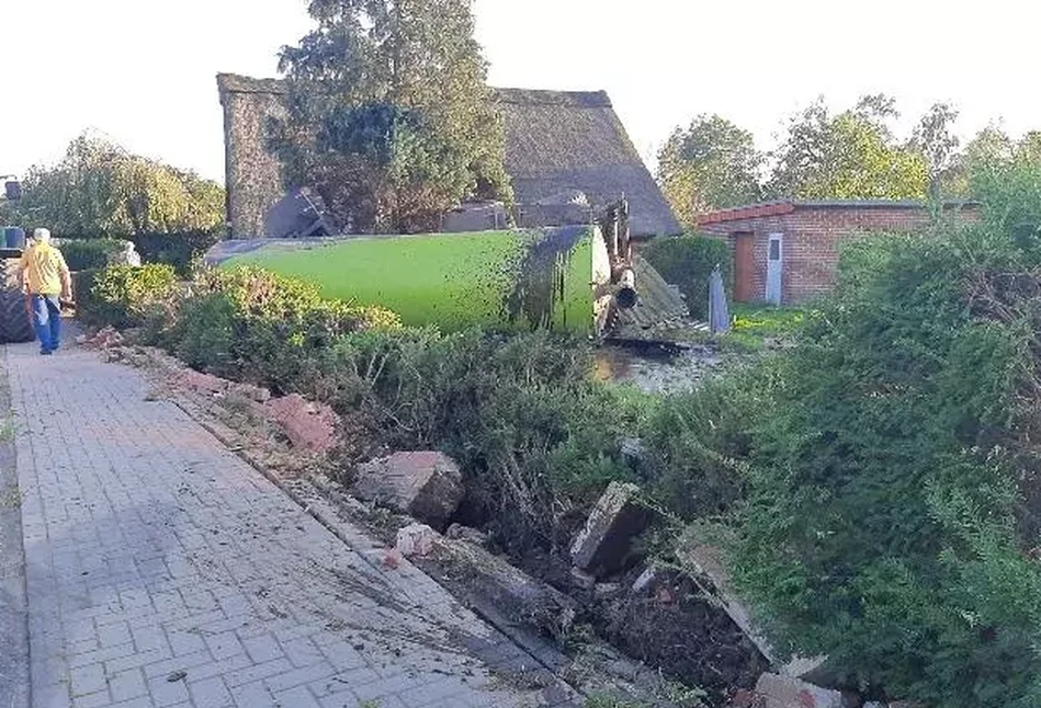 Cysterna z gnojowicą wylądowała w ogrodzie. 16-latek stracił panowanie nad ciągnikiem