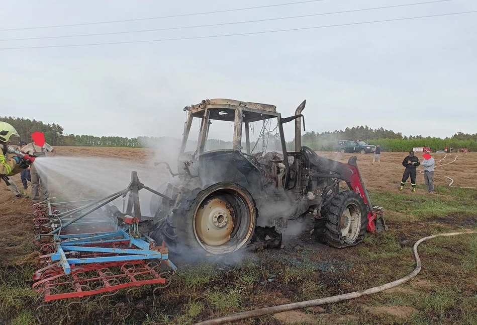 Pożar ciągnika na polu pod Łomżą. Traktor spłonął doszczętnie