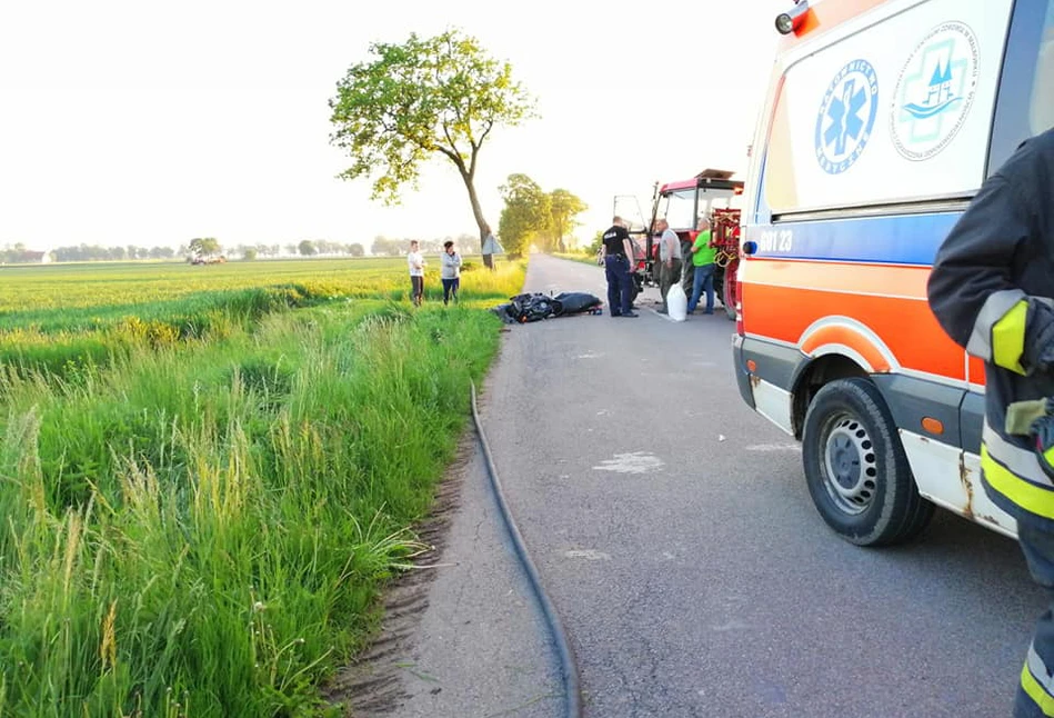 Motocyklista zderzył się z ciągnikiem z opryskiwaczem [FOTO]