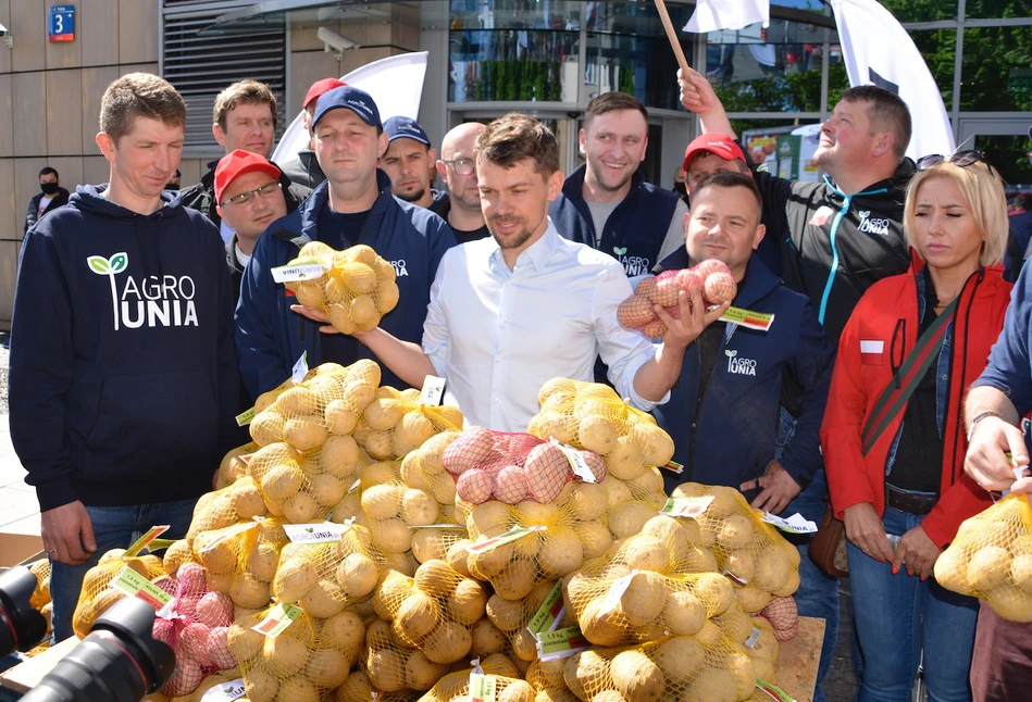 Kołodziejczak i AgroUnia rozdają ziemniaki i chcą odbić PiS-owi wieś