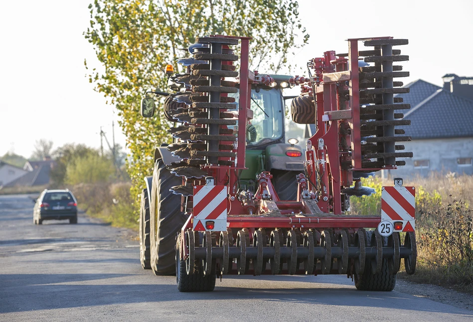 Kto może prowadzić ciągnik rolniczy i na podstawie jakich dokumentów? Warto znać przepisy